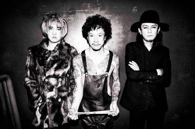 THE GOLDEN WET FINGERS