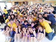 インストアイベント「愛DOLはみんなを疲弊させる!?」に参加したファンに囲まれて記念撮影をするBiS。