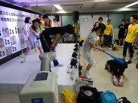 インストアイベント「愛DOLはみんなを疲弊させる!?」ケツバット会の様子。