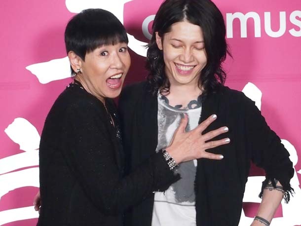 2012年7月27日に放送された「僕らの音楽」収録時の和田アキ子、雅-MIYAVI-（写真左より）。