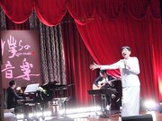 2012年フジテレビ入社式懇親会で、新入社員たちを前に「あの鐘を鳴らすのはあなた」を熱唱した和田アキ子。