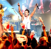 写真は7月21日に行われた長渕剛「RUN FOR TOMORROW HALL TOUR 2012」神奈川県民ホール公演の模様。