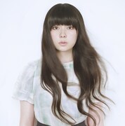 シングル「髪を切る8の理由。」初回プレス分(写真)は蛇腹式の特殊ジャケット仕様。