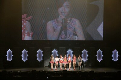 松葉杖をつきながらステージにあがり、ファンに挨拶をするファヨン。