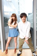 カッコいいポーズで決めた中川翔子（写真左）とDECO*27（右）。