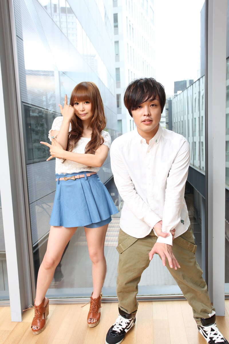 カッコいいポーズで決めた中川翔子(写真左)とDECO*27(右)。