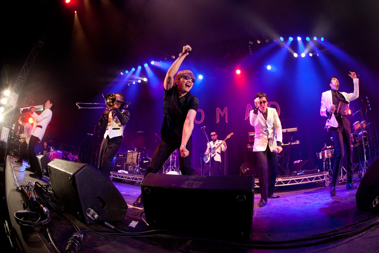 写真は「WOMAD UK 2012」での東京スカパラダイスオーケストラのライブの模様（撮影：仁礼博）。