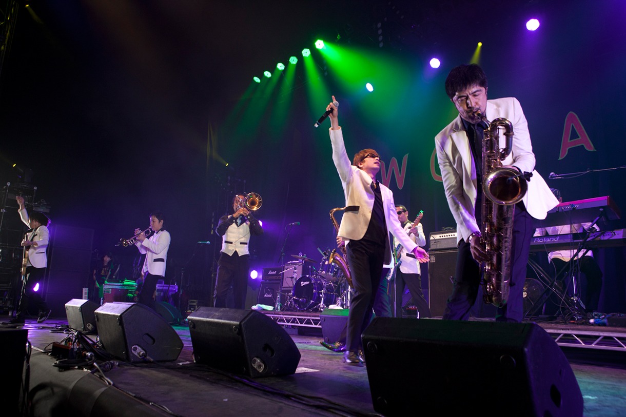 写真は「WOMAD UK 2012」での東京スカパラダイスオーケストラのライブの模様（撮影：仁礼博）。