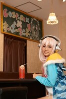 CospRexのカフェスペースで「そに子ぴんくソーダ」を飲む古川愛李。（写真提供：SUNSHINE SAKAE）