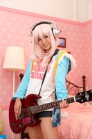 すーぱーそに子のコスプレ姿でギターを持つ古川愛李。（写真提供：SUNSHINE SAKAE）