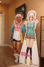 すーぱーそに子のパネルと並ぶ古川愛李。（写真提供：SUNSHINE SAKAE）