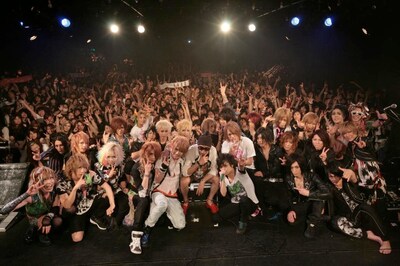 終演後撮影された出演者とオーディエンスによる記念写真。（撮影：西槙太一）