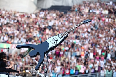 「VIVA VIVA VIVA」でTAKURO（G）が使用した“グリコギター”。