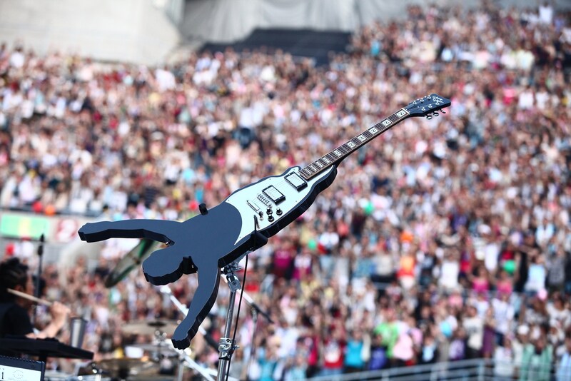 「VIVA VIVA VIVA」でTAKURO（G）が使用した“グリコギター”。