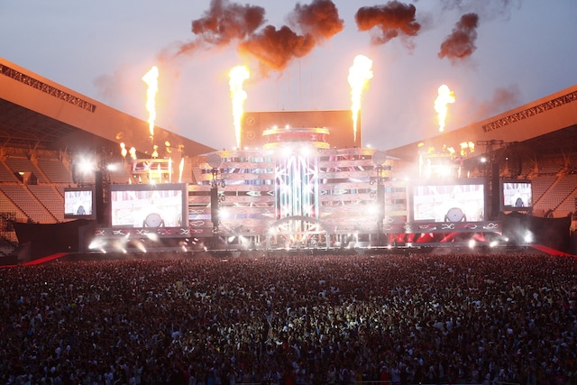 「ACID HEAD」では巨大な火柱が夜空を彩った。