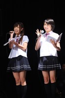 ファン200名を集めた新技術発表会の様子。司会の斉藤優里（写真左）、市來玲奈（右）。