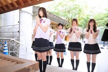 乃木神社にお参りする乃木坂46メンバーたち。