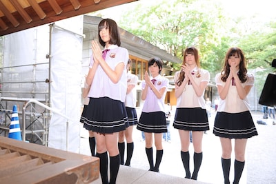 乃木神社にお参りする乃木坂46メンバーたち。