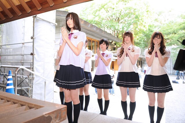 乃木神社にお参りする乃木坂46メンバーたち。
