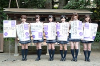 乃木神社境内に設置されるポスターを手に記念撮影する乃木坂46七福神の6名（風邪で欠席の星野みなみを除く）。