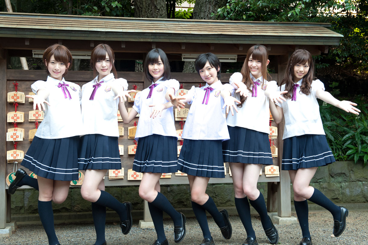 絵馬の前でポーズを決める乃木坂46七福神の6名（風邪で欠席の星野みなみを除く）。