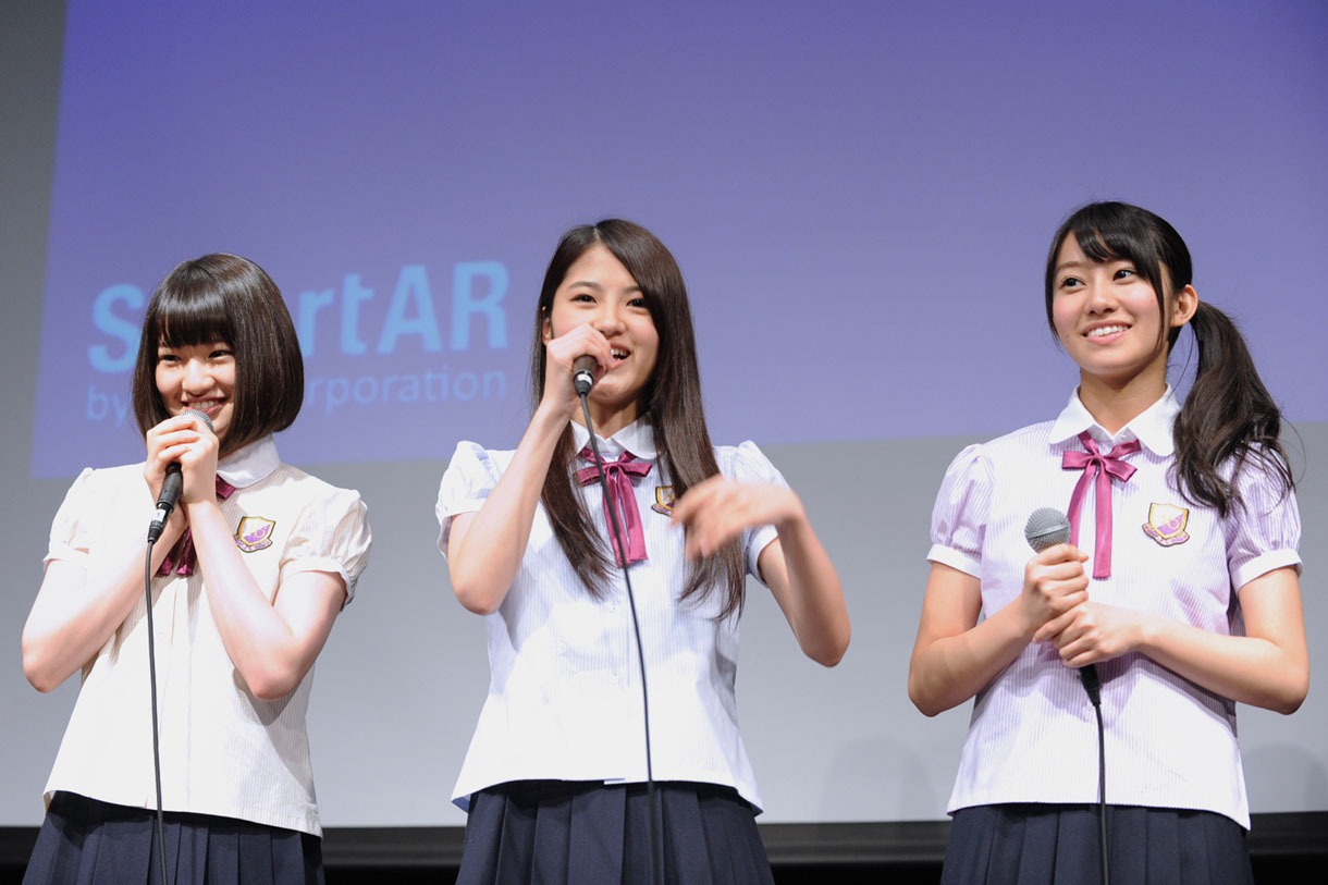 ファン200名を集めた新技術発表会の様子。左から中田花奈、若月佑美、桜井玲香。