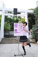 境内に設置されるポスターと生駒里奈。