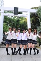 乃木神社の鳥居の前で記念撮影する乃木坂46七福神の6名（風邪で欠席の星野みなみを除く）。