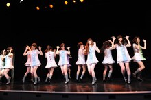 新技術発表会で新曲「走れ！Bicycle」をパフォーマンスする乃木坂46。