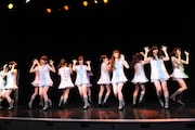 新技術発表会で新曲「走れ!Bicycle」をパフォーマンスする乃木坂46。