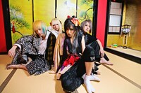 DISACODEは、8月1日に初のフルアルバム「龍の髭を蟻が狙う」をリリースする。新條まゆと対談したAKIRAは、写真右から2番目。