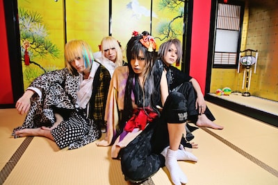 DISACODEは、8月1日に初のフルアルバム「龍の髭を蟻が狙う」をリリースする。新條まゆと対談したAKIRAは、写真右から2番目。