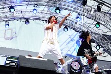 熱いパフォーマンスを披露したTERU（写真左）とHISASHI（写真右）。