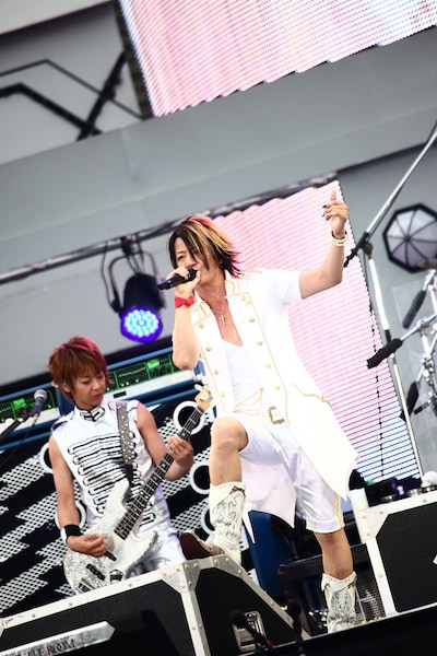 7月29日の「BIG SURPRISE PARTY」で熱唱するTERU（写真右）とJIRO（写真左）。