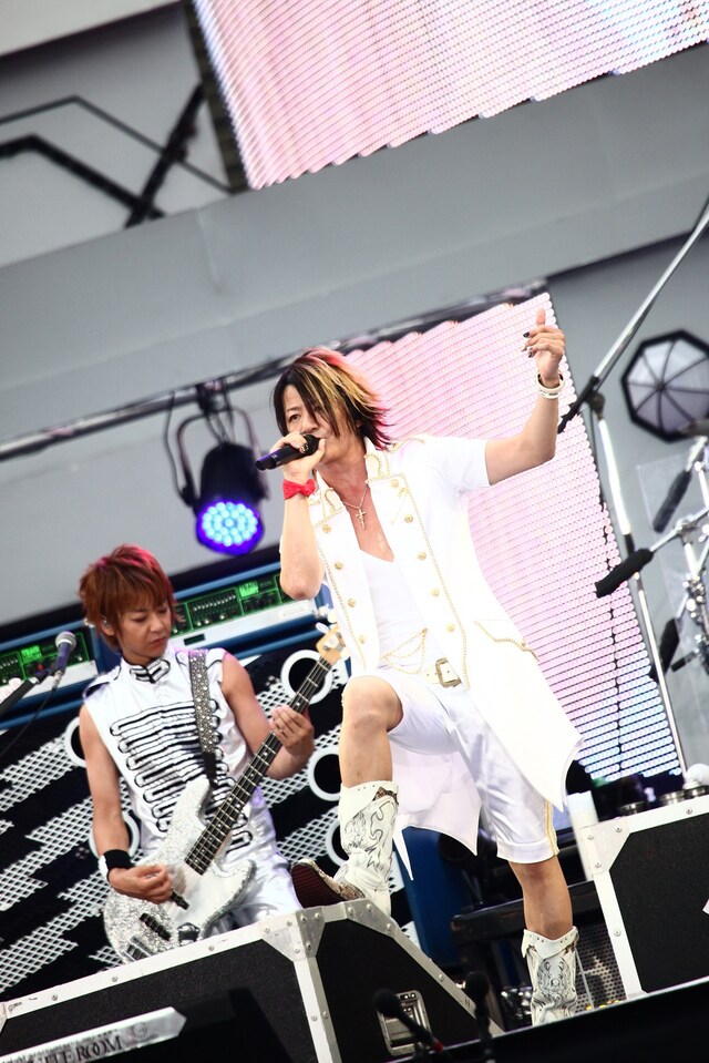 7月29日の「BIG SURPRISE PARTY」で熱唱するTERU（写真右）とJIRO（写真左）。