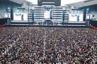 今週の人気の画像3位は「『HOTEL GLAY』2日目でEXPO開催含む驚愕の7大発表」より、7月29日の「BIG SURPRISE PARTY」の模様。