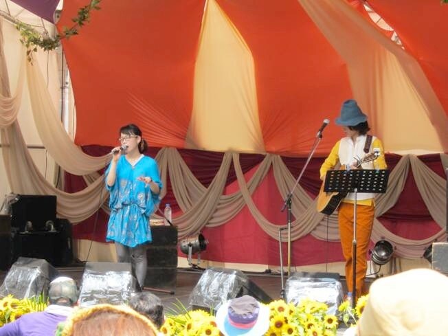 7月28日に「FUJI ROCK FESTIVAL '12」に出演し、GYPSY AVALONでパフォーマンスを披露した蜜。