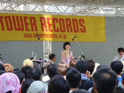 写真はイベント「新宿で歌う8の理由。」の様子。