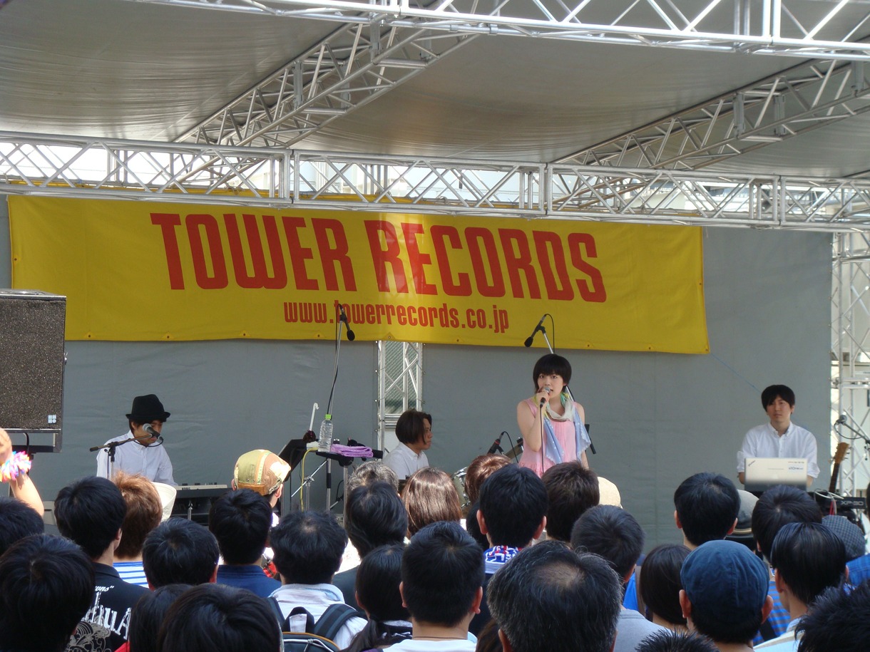 写真はイベント「新宿で歌う8の理由。」の様子。