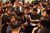 急遽行われた囲み取材に応じるピコ。