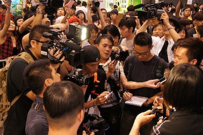 急遽行われた囲み取材に応じるピコ。