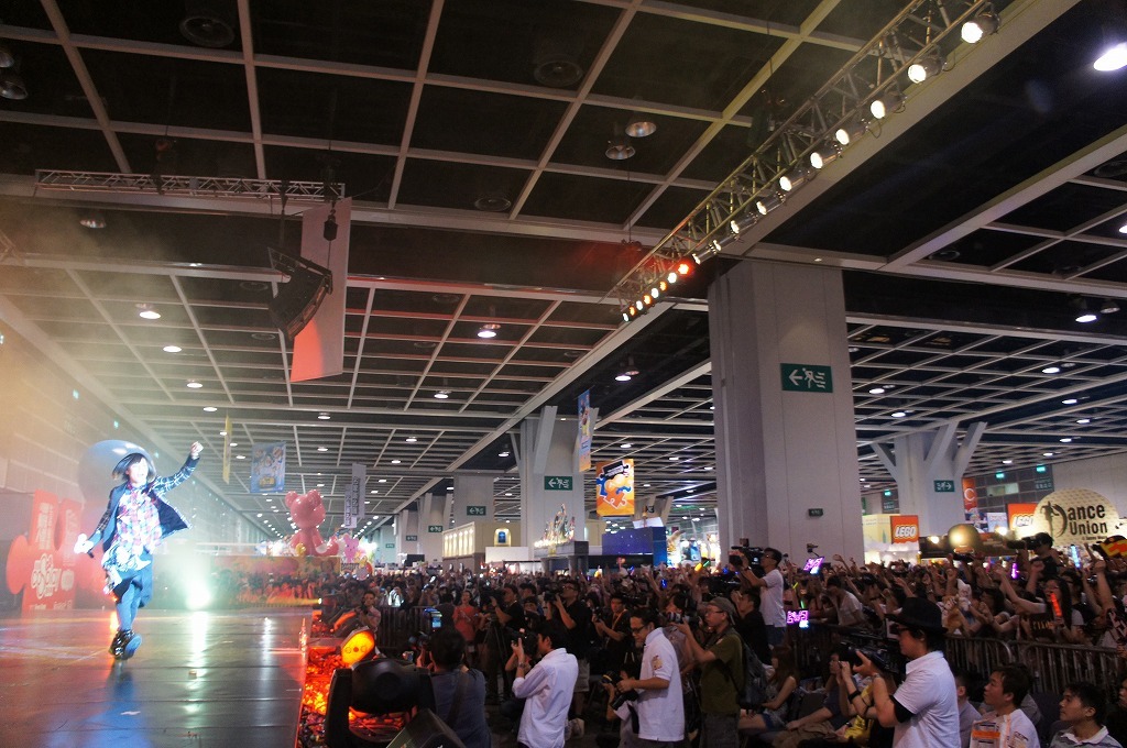 会場には5000人のオーディエンスと多数の報道陣が殺到した。