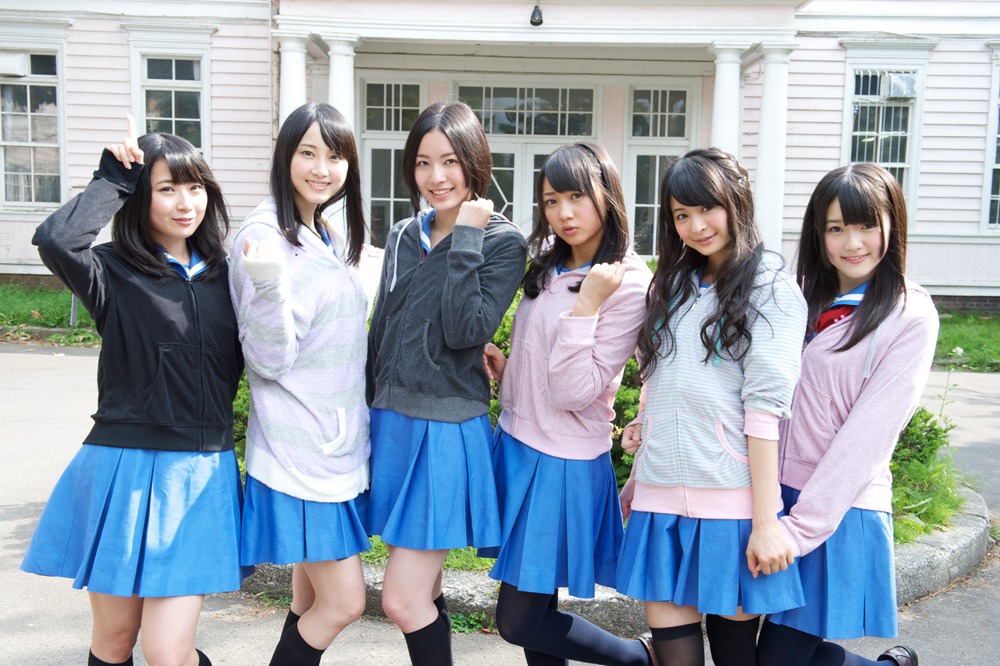 写真左から高柳明音、松井玲奈、松井珠理奈、木崎ゆりあ、小木曽汐莉、木本花音。 (C)AKS