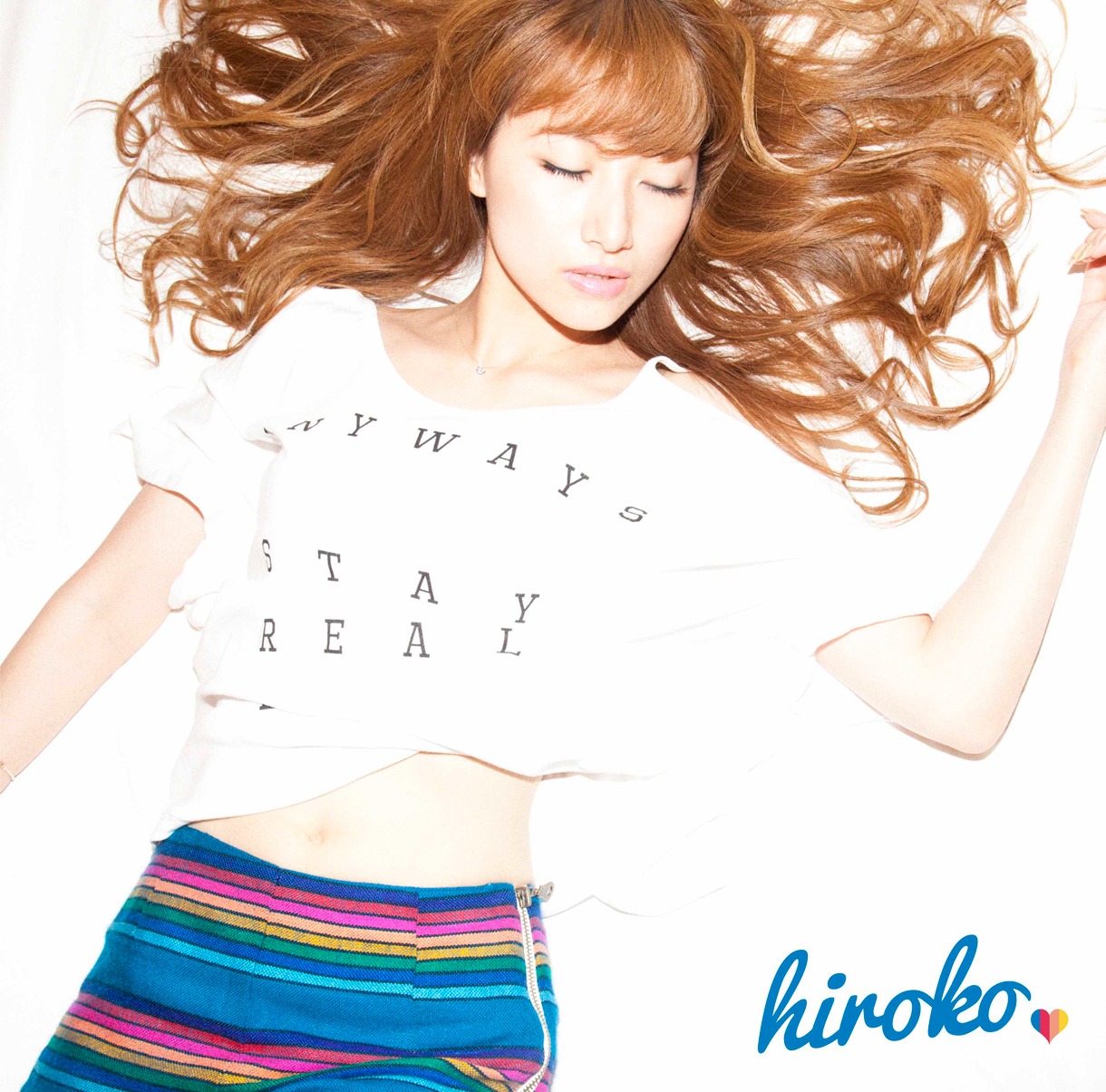 写真はhirokoのコラボレーションアルバム「ヒロコラボ♪～Featuring Collection～」初回限定盤ジャケット。