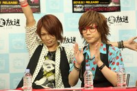 左からSadieの美月（G）と真緒（Vo）。