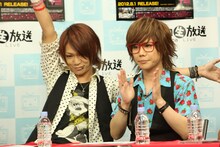 左からSadieの美月（G）と真緒（Vo）。