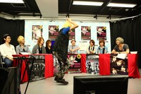 「星座ジェスチャークイズ」で「やぎ座」のジェスチャーをするSCREWの鋲。「メエー」と発してしまい反則負け。