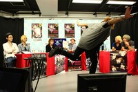 「星座ジェスチャークイズ」で「はくちょう座」のジェスチャーをするDaizyStripperの風弥