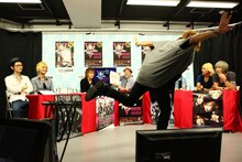 「星座ジェスチャークイズ」で「はくちょう座」のジェスチャーをするDaizyStripperの風弥