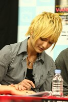 絵を描く摩天楼オペラの燿。